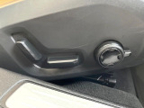【メモリー機能付きパワーシート】ドライバーごとに設定したシート位置を記憶して、ボタン一つで切り替えできる便利な機能!運転する方が複数名いらっしゃるご家庭におすすめです。