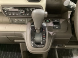 CVT車のセレクトレバーです。低速から高速まで、変速ショックのないスムーズな走りと、エンジン効率のよい領域を維持して燃費にも貢献します。サイドブレーキはスイッチ操作の電子制御パーキングブレーキです。