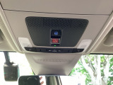 【SOSボタン】体調が悪くなったときや、事故に遭遇したとき、あおり運転にあっている時など、緊急時にボタンを押すと緊急サポートセンターにつながり、オペレーターが警察・救急への取次ぎを行います。