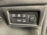 運転席脇のクラスタースイッチ部分には●●、●●その他走行系スイッチを集中配置しております。