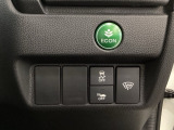 VSA装備車です。VSAはドライバーの操作と車の動きを見守っています。もし車の挙動が乱れたとき、4輪別々にブレーキをかけたり、エンジンパワーをしぼることによって車を安定させます。
