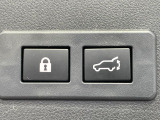 【パワーバックドア】スマートキーや運転席のボタンを押すだけでリアゲートが自動で開閉します!荷物を持っている時や、高い位置にあるバックドアを閉める際に便利な機能です♪