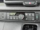 オートエアコンなので、スイッチひとつでオールシーズン快適に過ごすことができます。
