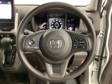 ハンドルにHondaセンシング系のクルーズコントロールやレーンキープアシストなどのスイッチと、オーディオの操作スイッチが装備されています。ハンドルから手を離さず安全に操作できます。
