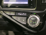 【オートエアコン】一度お好みの温度に設定すれば、車内の温度を検知し風量や温度を自動で調整。暑い&hellip;寒い&hellip;と何度もスイッチ操作をする必要はありません。快適な車内空間には必須の機能ですね♪