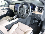 適度な包まれ感がありながらも見晴らしの良いインテリア 大型センターディスプレイは運転席側に向けられており、操作感や視認性も良好です