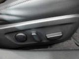 運転席には2パターンメモリー機能付きパワーシートを装備! 立体感があり、シート中央部とサイド部をくっきりと分断したサポート性の高い形状のシートは「人馬一体」感を強く演出します。