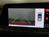ギアをリバースに入れると車両後方の映像を映し出します。画面にはガイドラインが表示され、車庫入れや縦列駐車などの際に安全確認をサポートします。