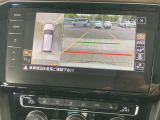 ギアをリバースに入れると車両後方の映像を映し出します。画面にはガイドラインが表示され、車庫入れや縦列駐車などの際に安全確認をサポートします。