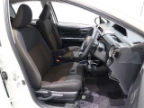 スタイルブラック専用シート表皮のアームレスト付ドライバーズシート。運転席は細かなポジション調性ができるシート上下アジャスター+チルト&テレスコピック調整機能付きステアリング。