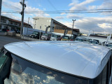目立つキズ凹み等はありませんが、中古車という商品の特性ルーフには子キズや塗装しみがあります