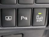 超音波センサーを利用して、車両前方や車両後方の障害物を検知。障害物との距離と接近部位の位置をマルチインフォメーションディスプレイに表示し、同時に音声とブザーでドライバーに注意を促します。