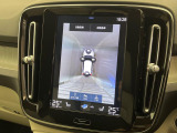 【360&deg;ビューカメラ】4台の高解像度カメラで360度の鳥瞰図を表示。隣の車や壁、死角にある障害物などを画面で確認できるため、狭いスペースでの駐車・出入りも安心です。