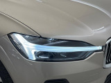 【LEDヘッドライト】明るく眩しいハイビームを先行車や対向車に照射しないオートハイビームを備えたLEDヘッドライト。北欧神話に登場するトールハンマーをモチーフにした、一目でボルボとわかるデザイン。