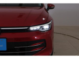 LEDマトリックスヘッドライト IQ.LIGHT:フロントカメラで対向車や先行車を検知し、マトリックスモジュールに搭載された32個のLEDを個別に制御することで最適な配光を行います。
