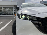 【アダプティブ・LED・ヘッドライト】 ハイ/ロー/ワイドの3種類のLEDライトを常に最適な配光に自動制御します。対向車や歩行者には照射せず、必要な部分にだけ光を当てます。