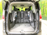 後席を格納すると、これだけの広さが!シーンに合わせたシートアレンジで、大きな荷物も積むことが出来ます♪
