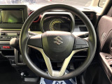インテリアに合わせたデザインのステアリングは、運転される方のことも考え、運転しやすい形状、大きさです。是非一度、実際に触ってお確かめください。