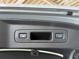 電動テールゲートの操作スイッチです。手荷物が多い時などに大変便利な機能です。