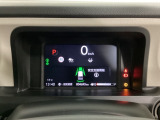 デジタル表示のスピードメーターとタコメーター、燃費やオドメーターなどの表示の他に、ホンダセンシング機能などの表示もできる多機能なマルチインフォメーション・ディスプレイです。