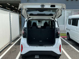 バックドアは大きく開きます。定員乗車時でも十分広いラゲッジスペースを確保しています