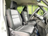 運転席シート廻りは使用感も少なく、良好な状態となっています。前オーナー様が丁寧に使っていたことがよくわかりますね。