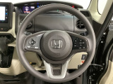 ハンドルにHondaセンシング系のクルーズコントロールやレーンキープアシストなどのスイッチと、オーディオの操作スイッチが装備されています。ハンドルから手を離さず安全に操作できます。