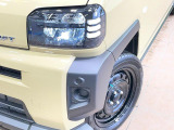 【LEDヘッドライト】悪天候や夜間走行時も良好な視界を確保し安心して運転できる高輝度LEDヘッドライトを装備!点灯速度が早く、消費電力も抑えられています。