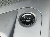 インテリジェントキーのプッシュスタートスイッチです。e-POWERはブレーキペダルを踏みながらこのスイッチを押すだけで起動できます。