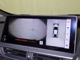 パノラミックビューモニターを装備。駐車場や交差点でクルマを真上から見るように周囲を確認できます。機能の詳細は販売店スタッフまでおたずねください。