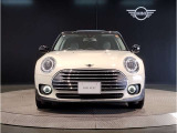 MINIのフロントグリルのデザインはイギリスで生まれた当初から、シルバーのサイドバーが折り重なった伝統的なデザインで御座います。その伝統はBMWのお車になってからでも少しずつ形を変えて守られております