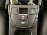 セレクトレバーの下に電子制御パーキングブレーキがあります。スイッチひとつで、停車した地点の傾斜などをシステムが検知・判断してブレーキ力を自動的に最適制御し、しっかり停車できるパーキングシステムです。