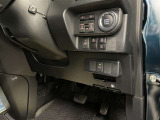 運転席周辺にある各種スイッチ画像です。電動スライドドアの開閉操作やエンジンスタートボタン、駐車支援システム関連のスイッチが装備されています(^^)