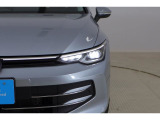 LEDマトリックスヘッドライト IQ.LIGHT:フロントカメラで対向車や先行車を検知し、マトリックスモジュールに搭載された32個のLEDを個別に制御することで最適な配光を行います。