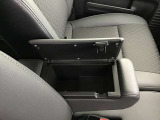 運転席アームレストが小物入れに!
