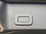 【パワーテールゲート】ボタン操作でテールゲートが開閉です。両手が荷物で塞がっていても、スムーズに開閉を行えます。
