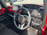 インテリアに合わせたデザインのステアリングは、運転される方のことも考え、運転しやすい形状、大きさです。是非一度、実際に触ってお確かめください。