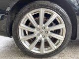 【純正19インチアルミホイール】こだわりを持ってモデル別にデザインされた純正アルミホイールを装着。しつこい鉄粉や錆に高い効果を発揮する「ホイールコーティング」の施工も受付中!