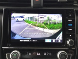 バックモニター付きで、車庫入れやバック時の後方確認をサポート。