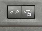 【パワーバックドア】スマートキーや運転席のボタンを押すだけでリアゲートが自動で開閉します!荷物を持っている時や、高い位置にあるバックドアを閉める際に便利な機能です♪
