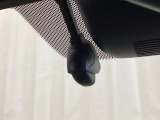 ドライブレコーダーが前方の監視をしてくれます。記録された動画が万が一の際に直前の状況を把握する手助けとなります。 *使用時は、別途SDカードが必要になります。
