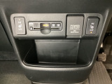 前席の左右別々のシートヒータースイッチが付いています。HiとLoの2段階で温度設定ができます。スイッチの間にはアクセサリーソケットとETCがついており、高速道路の料金所の通過も楽々です!。