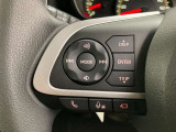 運転中、オーディオの操作をしてて、ハッとしたことはありませんか?ステアリングスイッチは、運転中でもハンドルでオーディオの操作が可能です。安全なドライブをサポートします。