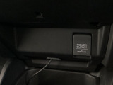 アクセサリーソケットはUSBのアダプターなどをつければ、スマホの充電にも使えます。