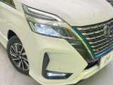 【LEDヘッドライト】悪天候や夜間走行時も良好な視界を確保し安心して運転できる高輝度LEDヘッドライトを装備!点灯速度が早く、消費電力も抑えられています。