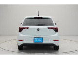 【リヤ】〔ダークティンテッドガラス〕付き。リヤのVWエンブレムは、バックカメラを内蔵しハッチバックを開け閉めする際の取っ手にもなります。