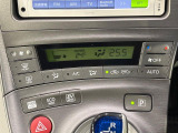 【オートエアコン】一度お好みの温度に設定すれば、車内の温度を検知し風量や温度を自動で調整。暑い&hellip;寒い&hellip;と何度もスイッチ操作をする必要はありません。快適な車内空間には必須の機能ですね♪