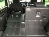 後部座席を倒すとかなりの広さがあり大きな荷物もラクラク積めますよ!