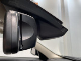 【ルームミラー一体型ETC】BMWといえばルームミラー一体型のETC。ドライバーから差し込めるかたちになっておりますので、差し忘れの際も慌てずにご利用いただけます。