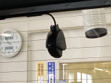 後方にもドライブレコーダーのカメラが付いています。前後両方でお車の周りを監視・記録いたします。